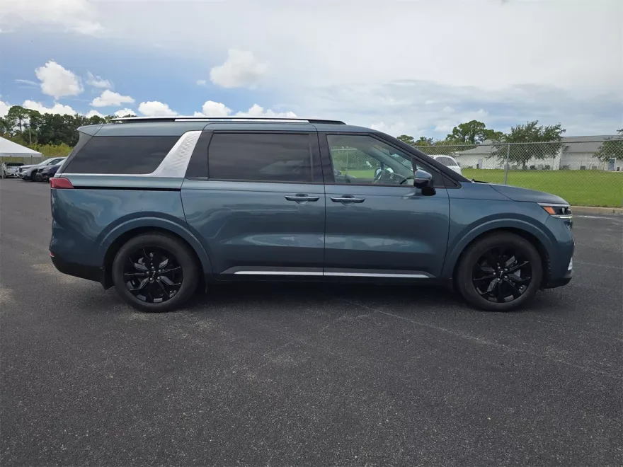 2023 Kia Carnival SX photo 1