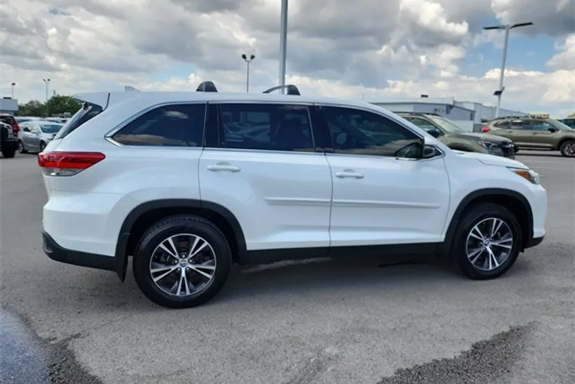 2019 Toyota Highlander LE Plus photo 1