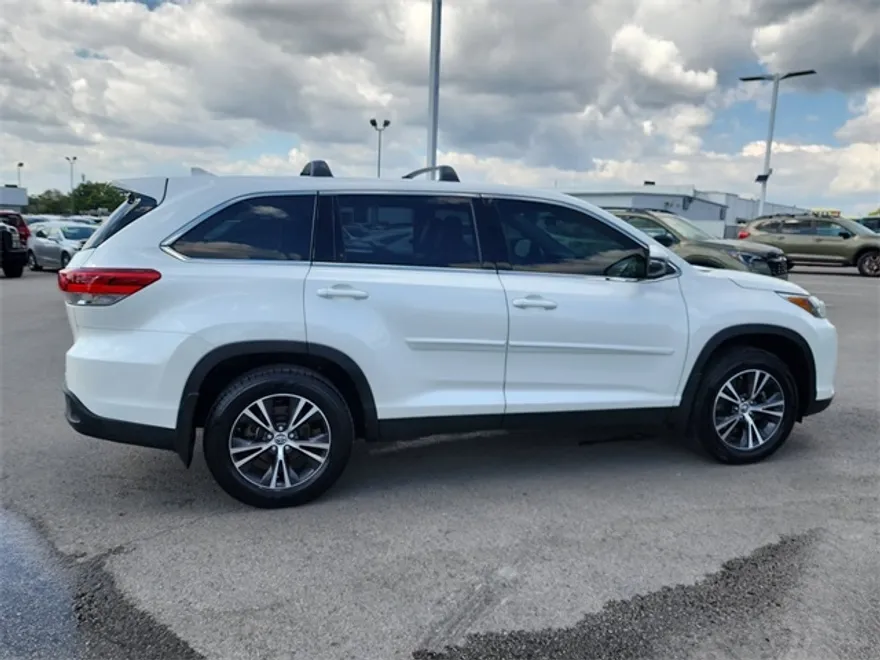 2019 Toyota Highlander LE Plus photo 1