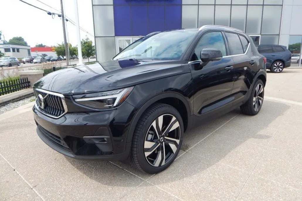 2025 Volvo XC40 photo 1