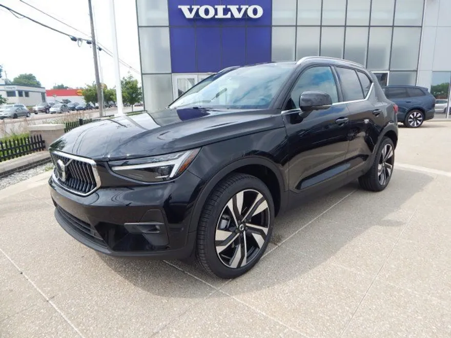2025 Volvo XC40 photo 1