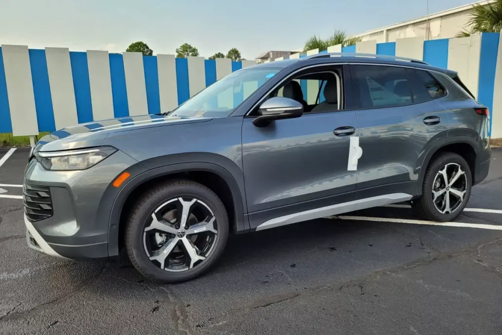 2025 Volkswagen Tiguan SE photo 1