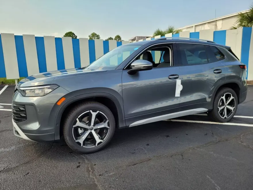 2025 Volkswagen Tiguan SE photo 1