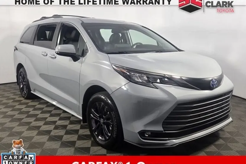 2024 Toyota Sienna Woodland Edition photo 1