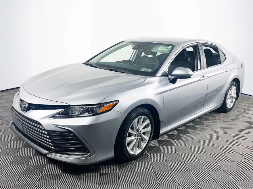 2022 Toyota Camry LE photo 1