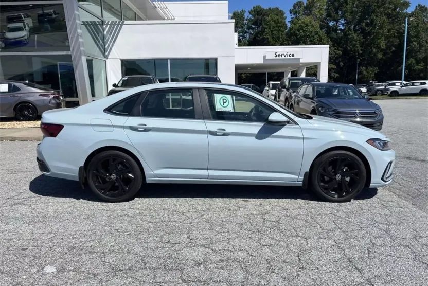 2025 Volkswagen Jetta SE photo 1