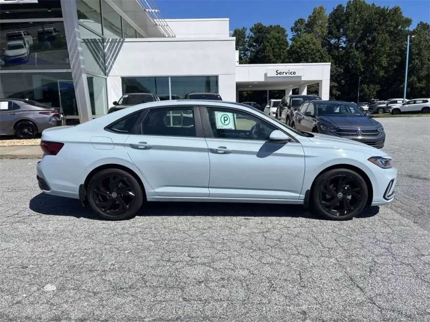 2025 Volkswagen Jetta SE photo 1