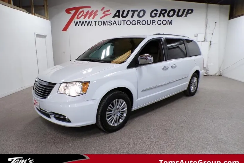 2015 Chrysler Town & Country photo 1