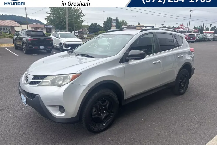 2015 Toyota RAV4 LE photo 1
