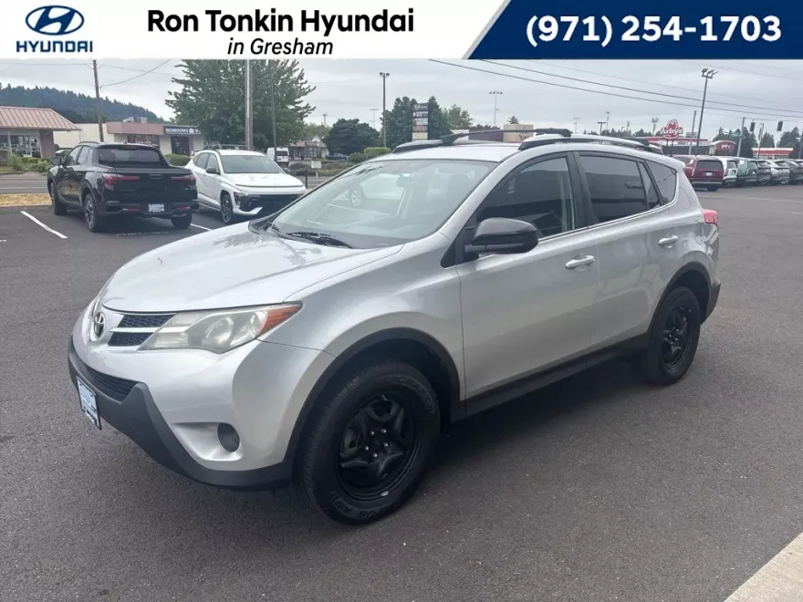 2015 Toyota RAV4 LE photo 1