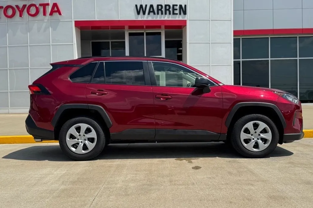 2021 Toyota RAV4 LE photo 1