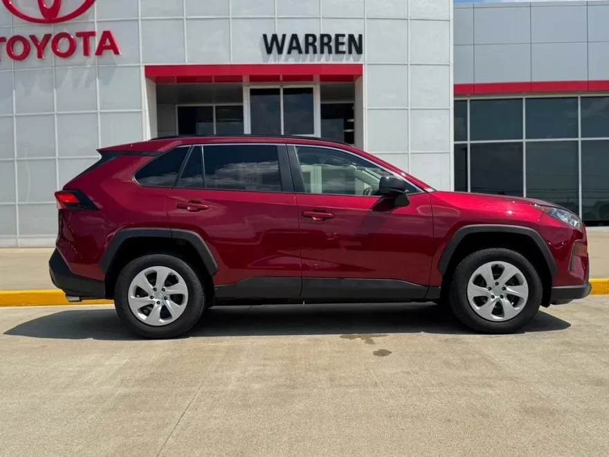 2021 Toyota RAV4 LE photo 1