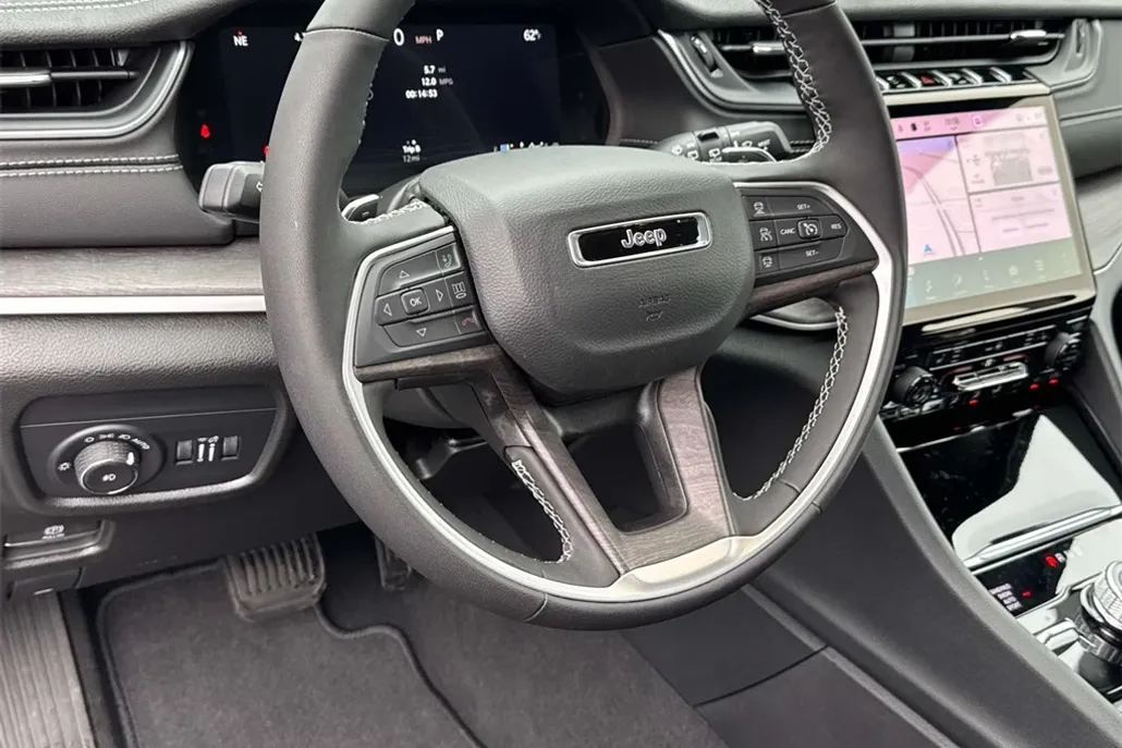 2025 Jeep Grand Cherokee Limited photo 1