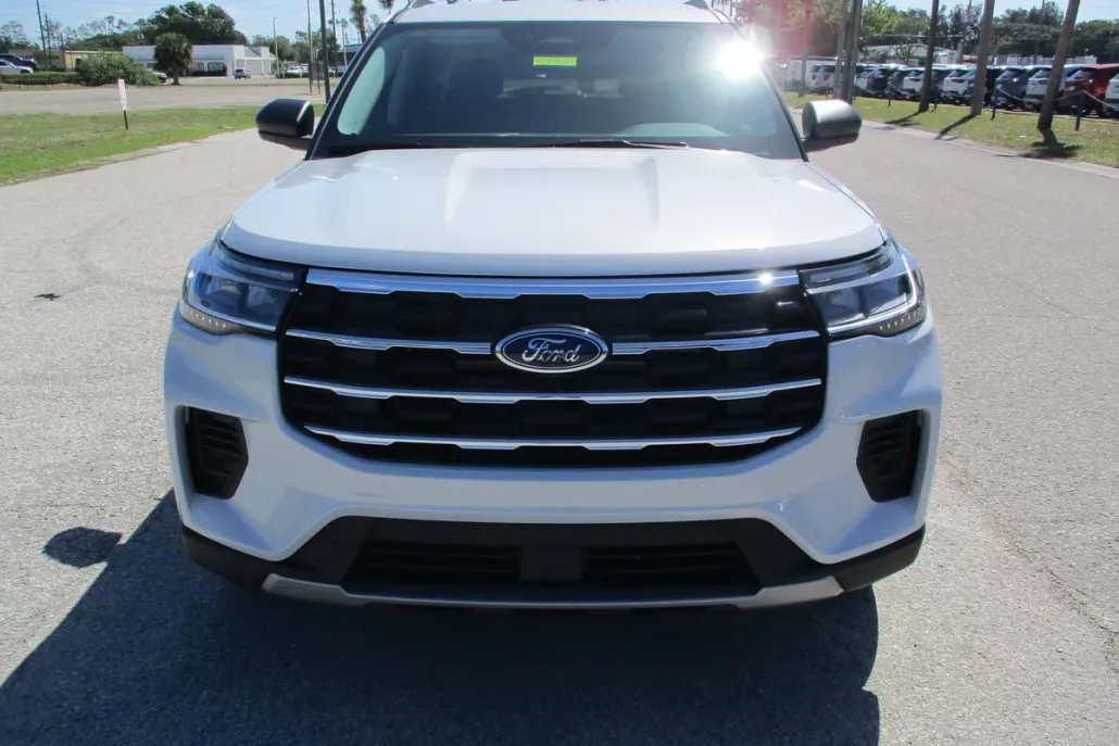 2025 Ford Explorer photo 1