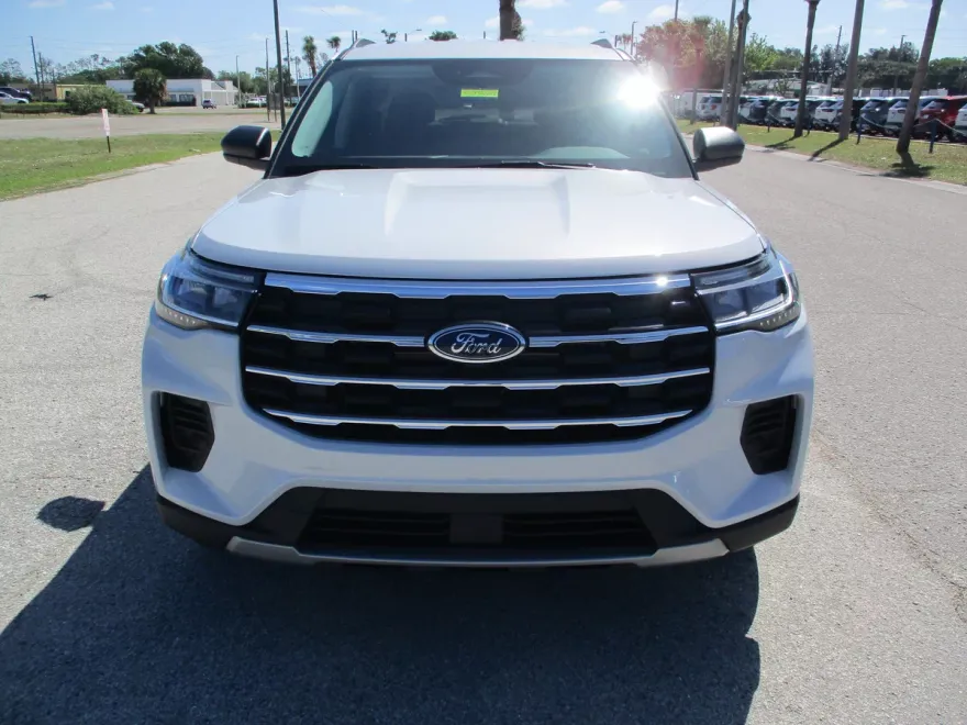 2025 Ford Explorer photo 1