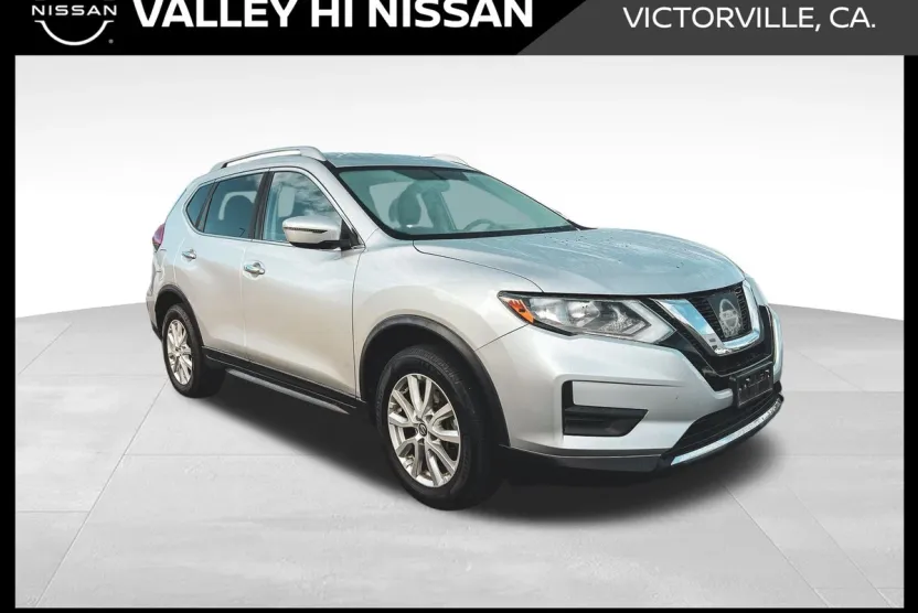 2017 Nissan Rogue SV photo 1