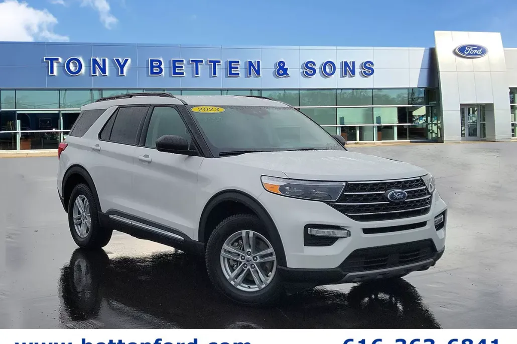 2023 Ford Explorer XLT photo 1