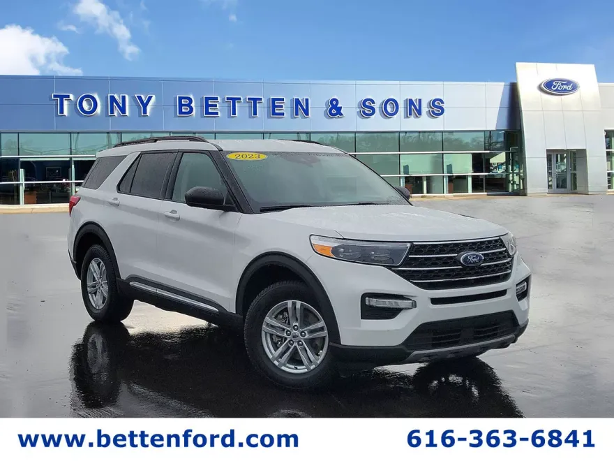 2023 Ford Explorer XLT photo 1