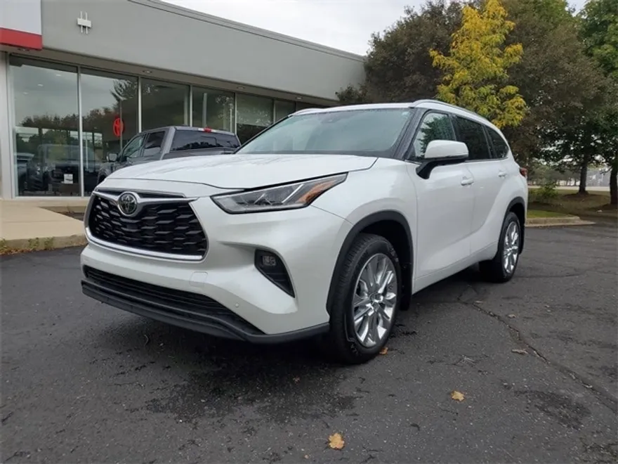 2023 Toyota Highlander Limited photo 1