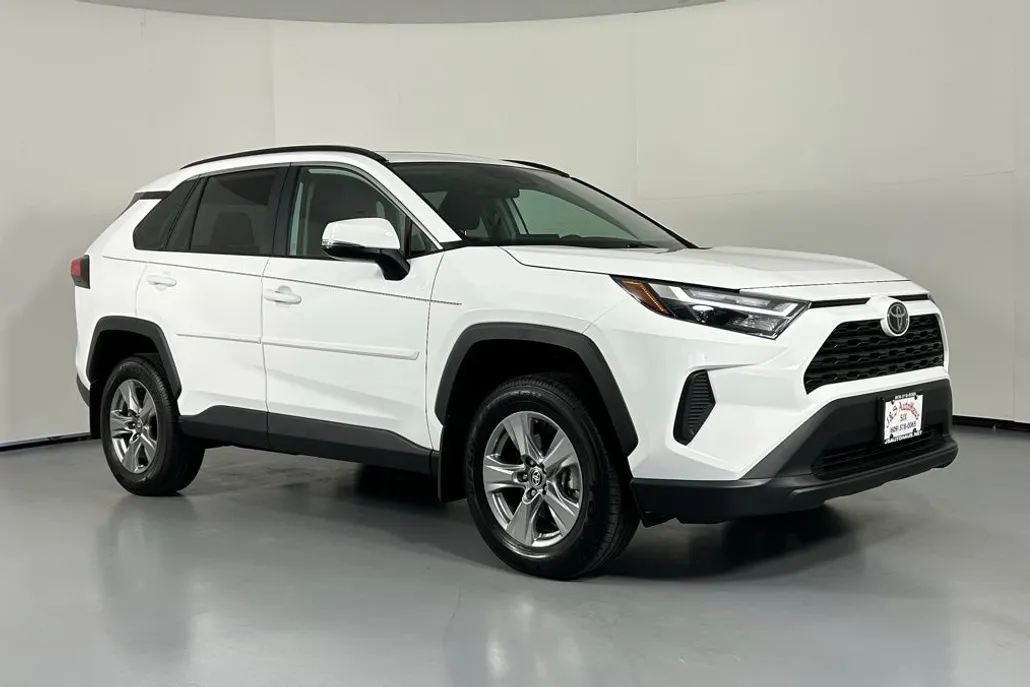 2024 Toyota RAV4 XLE photo 1