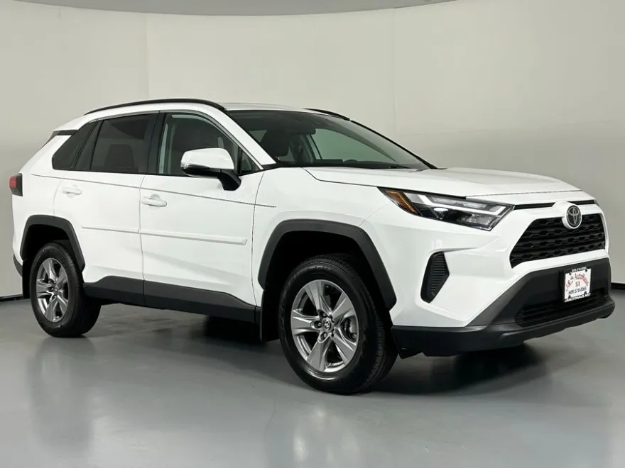 2024 Toyota RAV4 XLE photo 1