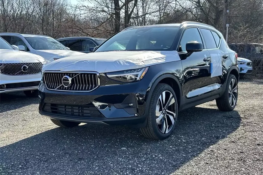 2025 Volvo XC40 photo 1