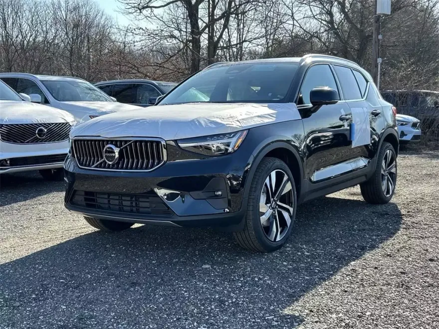 2025 Volvo XC40 photo 1