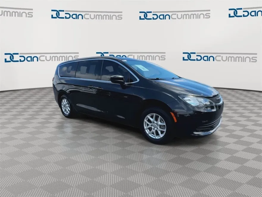 2017 Chrysler Pacifica Touring photo 1
