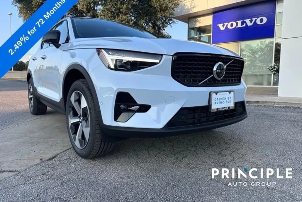 2026 Volvo XC40 Plus photo 1