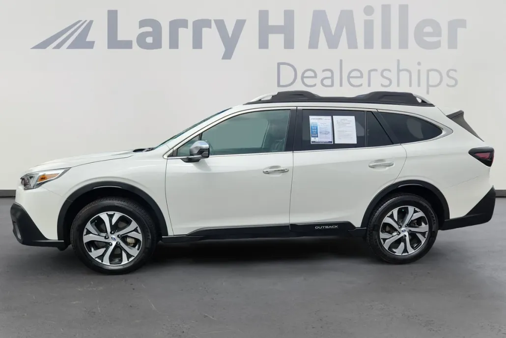 2022 Subaru Outback Touring photo 1