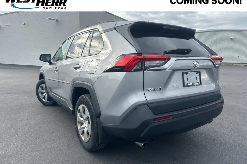 2021 Toyota RAV4 LE photo 1