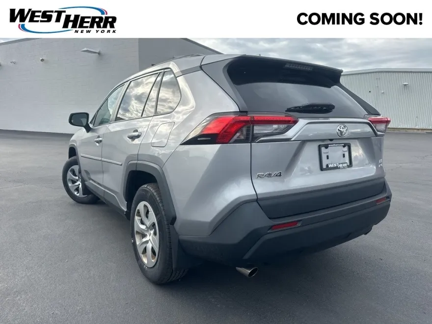 2021 Toyota RAV4 LE photo 1