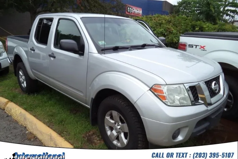 2012 Nissan Frontier Crew Cab SL photo 1