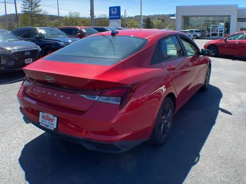 2022 Hyundai Elantra SEL photo 4