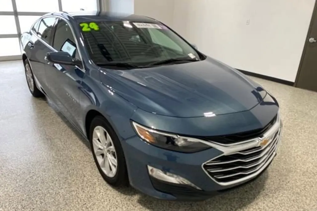 2024 Chevrolet Malibu 1LT photo 1