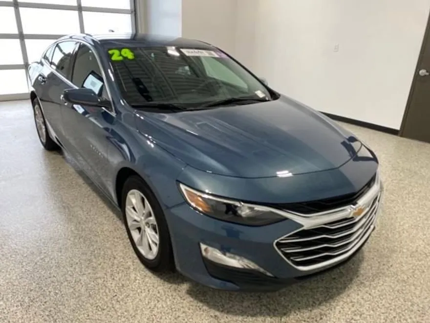 2024 Chevrolet Malibu 1LT photo 1