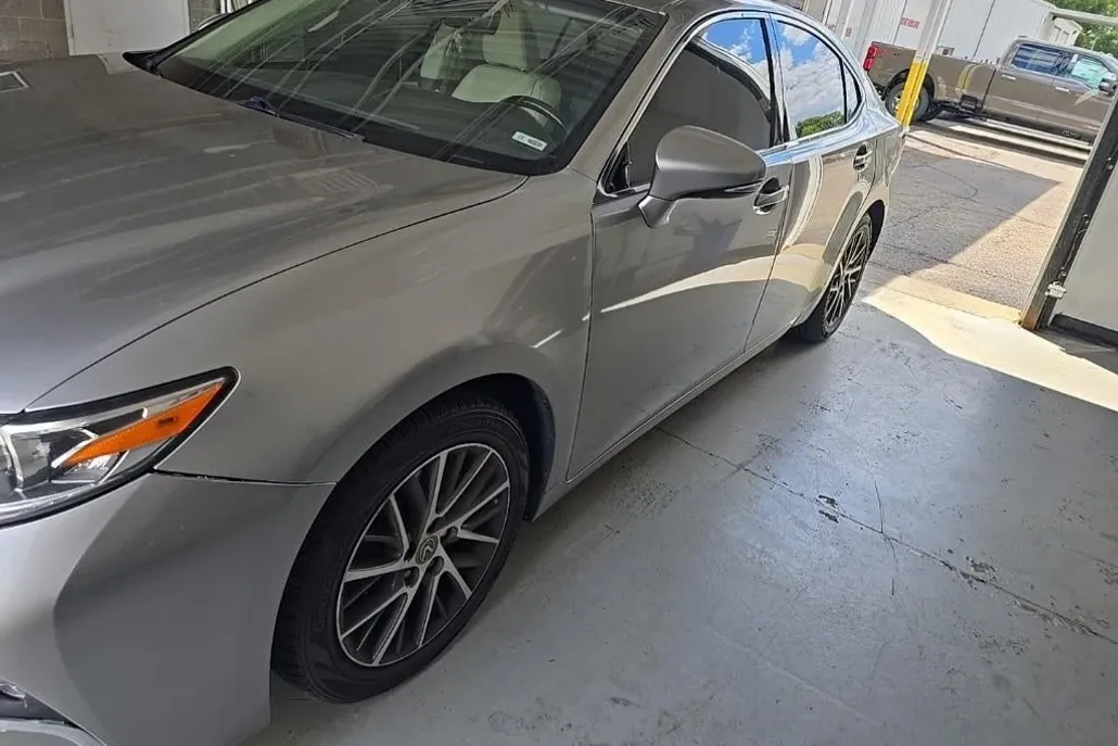 2017 Lexus ES 350 photo 1