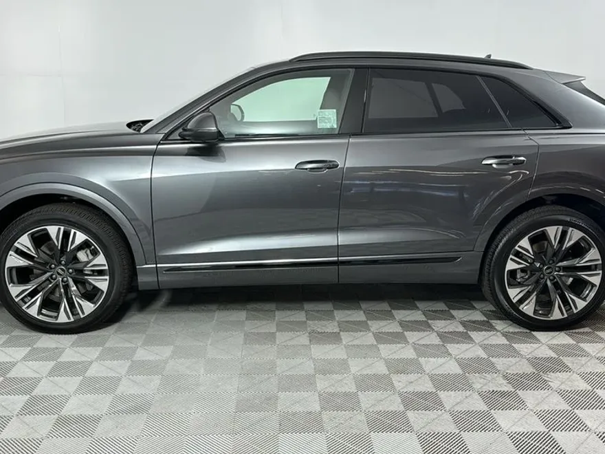 2025 Audi Q8 55 Premium Plus photo 2