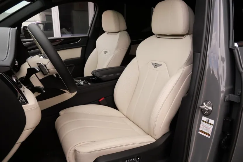 2025 Bentley Bentayga V8 photo 1