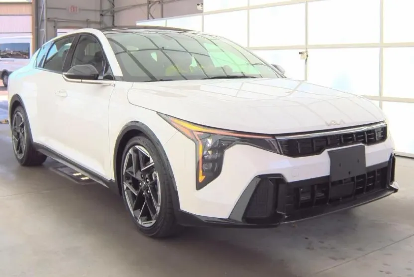 2025 Kia K4 GT-Line photo 1