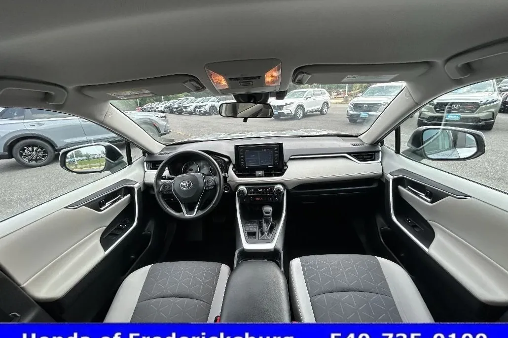 2020 Toyota RAV4 XLE photo 1
