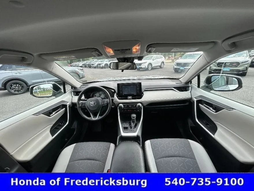 2020 Toyota RAV4 XLE photo 1