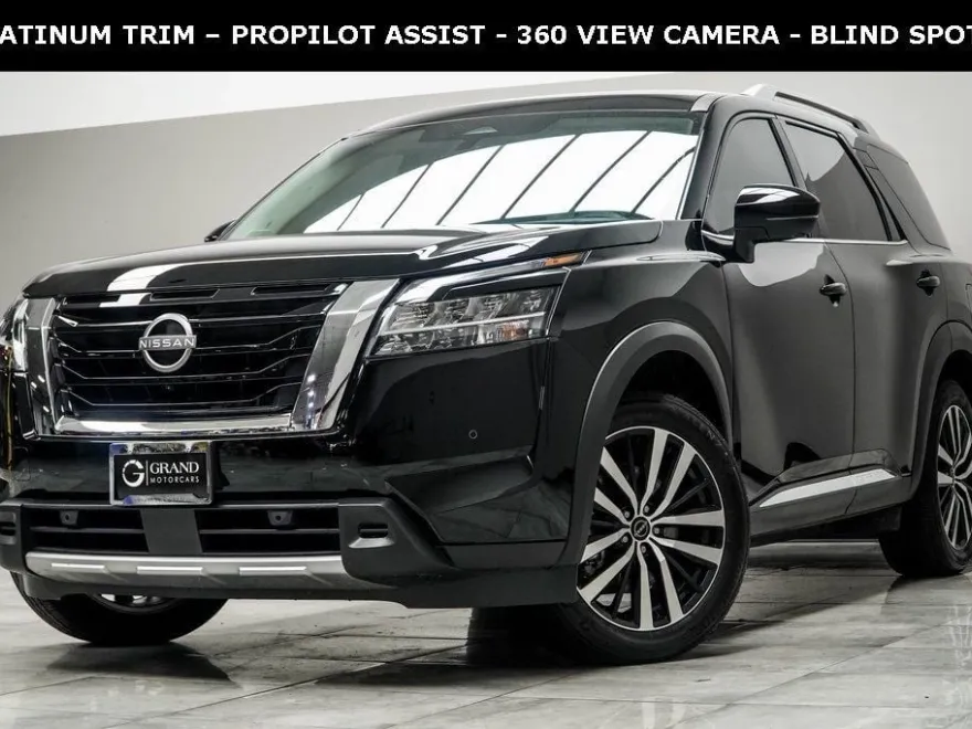 2024 Nissan Pathfinder Platinum photo 1
