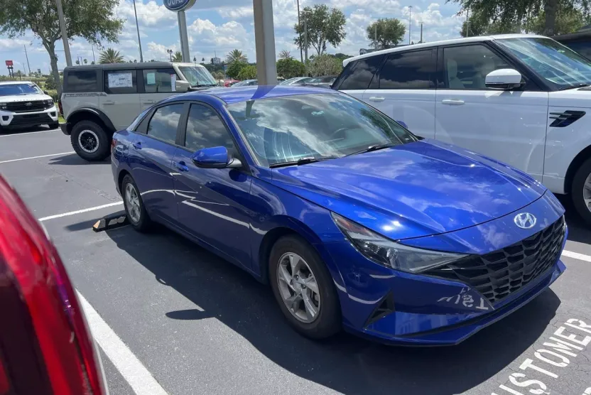 2023 Hyundai Elantra SE photo 1