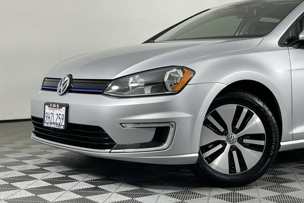 2016 Volkswagen e-Golf SE photo 1