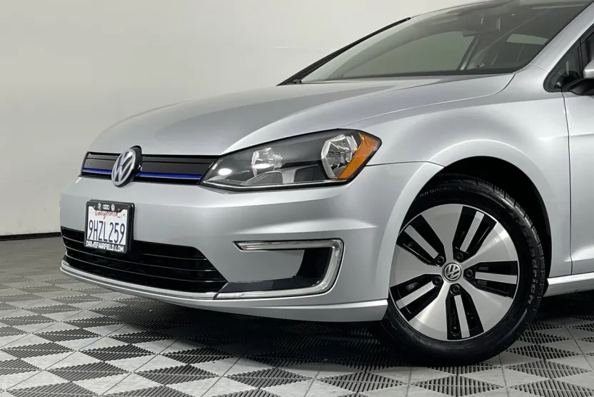 2016 Volkswagen e-Golf SE photo 1