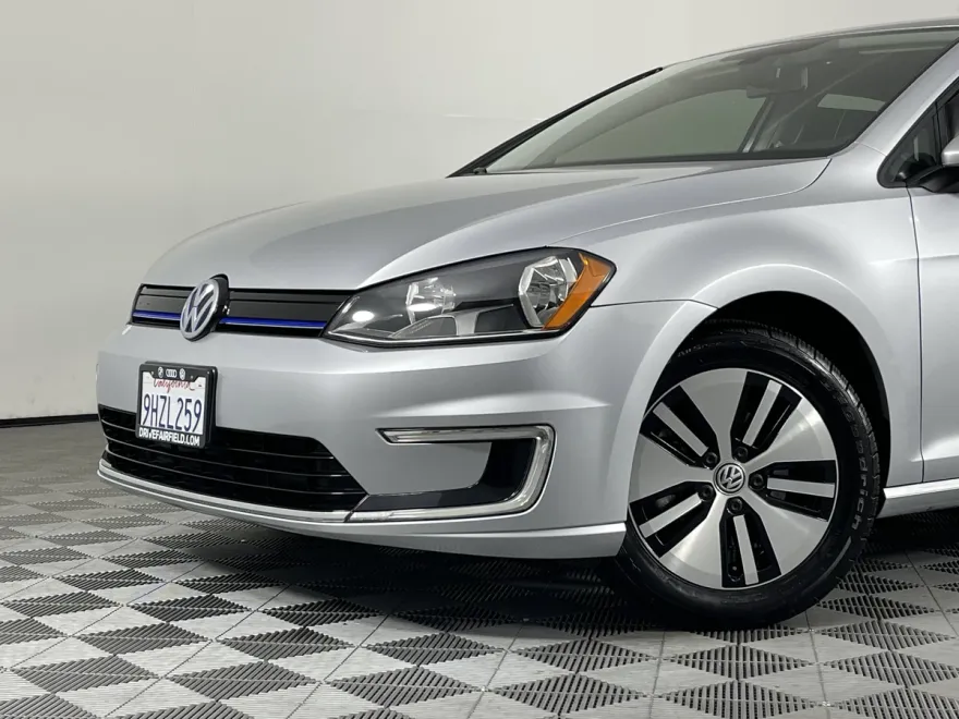 2016 Volkswagen e-Golf SE photo 1