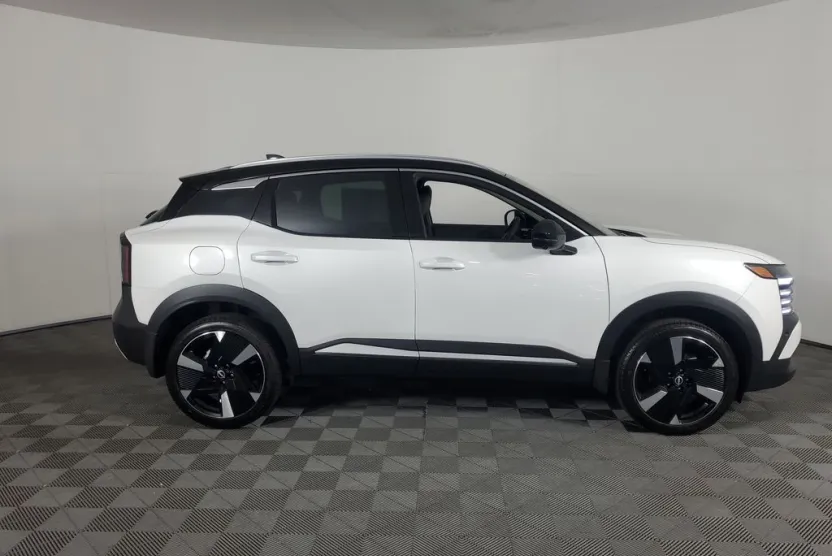 2025 Nissan Kicks SR photo 1