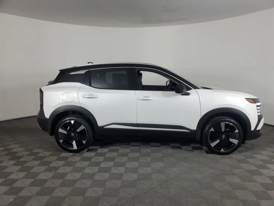 2025 Nissan Kicks SR photo 1