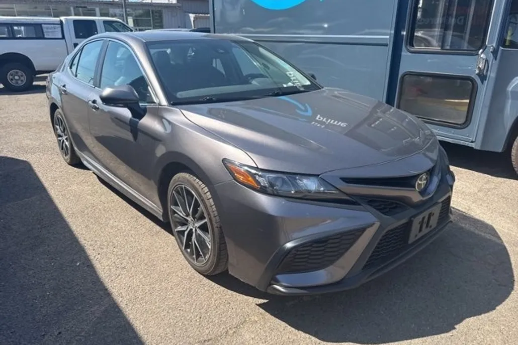 2022 Toyota Camry SE photo 1